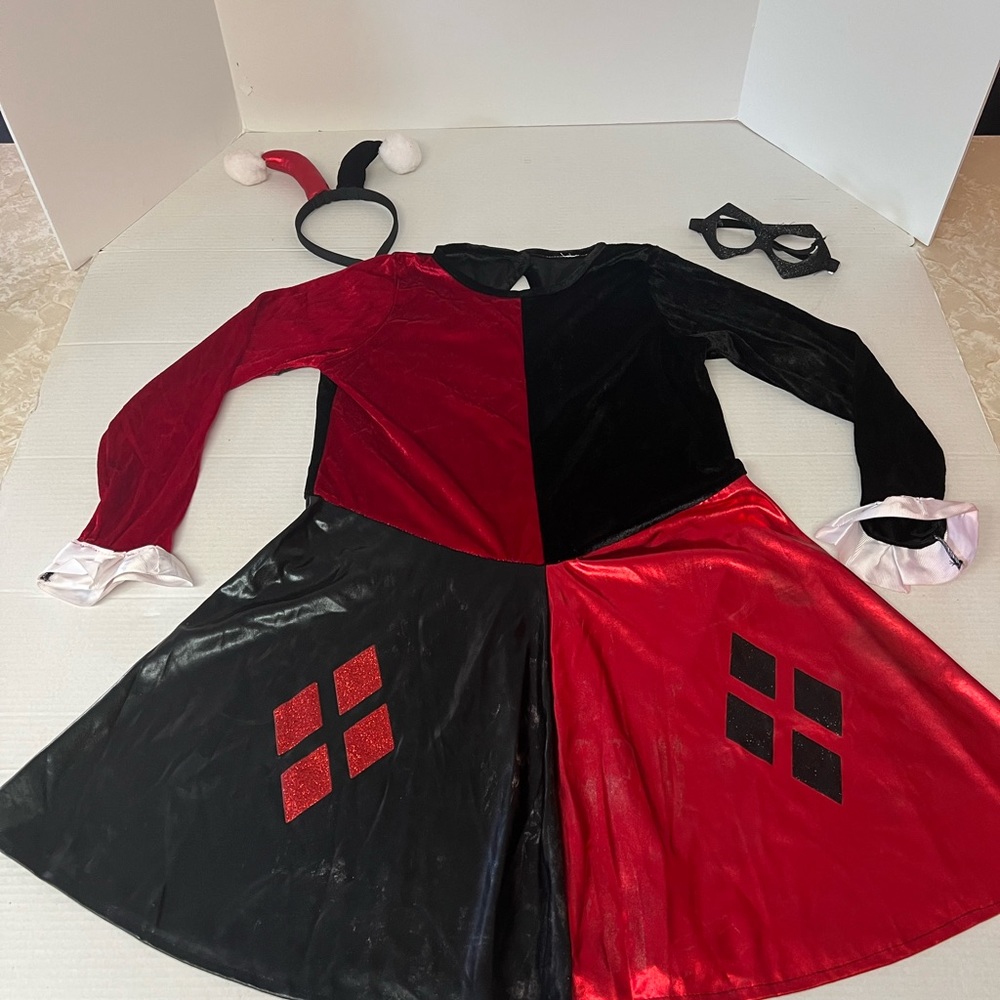 Harley Quinn Dress Halloween Costume. Approx youth size 8-10 Good condition.
